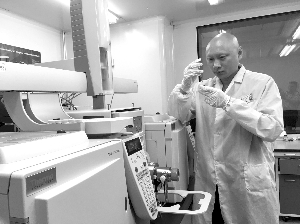 　　【中國儀表網(wǎng) 儀表人物】環(huán)境監(jiān)測是環(huán)境保護的基礎(chǔ)，是生態(tài)文明建設(shè)的重要支撐。近年來，我國環(huán)境監(jiān)測工作有了長足進展，建成了較為完善的環(huán)境監(jiān)測網(wǎng)絡(luò)，大氣、水、土壤等方面的監(jiān)測不斷完善