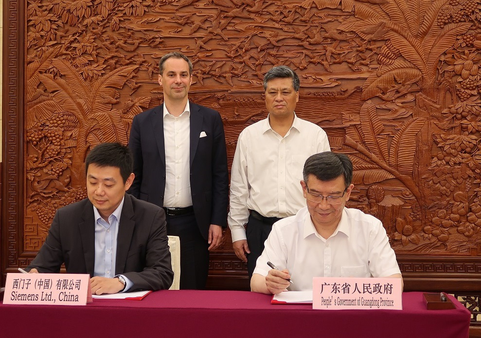 　　【中國儀表網(wǎng) 儀表企業(yè)】5月23日，西門子與廣東省人民政府在廣州市簽署全面戰(zhàn)略合作框架協(xié)議，將在智能制造、職業(yè)教育、交通、能源和新區(qū)建設(shè)等領(lǐng)域與廣東省開展重點合作，以數(shù)字化助力廣東省轉(zhuǎn)型升級和深化改革開放。這是西門子繼與廣州簽署全面戰(zhàn)略合作協(xié)議后，進一步在廣東省范圍內(nèi)推進全面合作