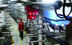 
　　滅火機(jī)器人（紅）和巡檢機(jī)器人（藍(lán)）共同守護(hù)電力艙的安全。首席攝影記者 李木易/攝

　　在地下綜合管廊電力艙里，自動(dòng)導(dǎo)航巡檢車閃爍著燈光徐徐開動(dòng)，艙頂?shù)臏缁饳C(jī)器人和巡檢機(jī)器人正在軌道上一絲不茍地巡查，所有檢測(cè)信息都實(shí)時(shí)地回傳到國(guó)網(wǎng)北京電力綜合可視化平臺(tái)上，工作人員雖然不在現(xiàn)場(chǎng)但是完全實(shí)現(xiàn)異地在線監(jiān)測(cè)……昨天，在北京城市副中心行政辦公核心區(qū)的國(guó)內(nèi)首個(gè)“智慧型”綜合管廊電力艙里，很多科幻“大片”里的場(chǎng)景成為現(xiàn)實(shí)