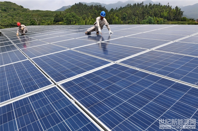 

5月24日，維護人員在安溪縣西坪鎮(zhèn)西坪村維護屋頂光伏發(fā)電設施。

近年來，福建省安溪縣在脫貧攻堅中，通過實施鄉(xiāng)村屋頂光伏發(fā)電惠民工程，開辟增收渠道，幫助困難群眾脫貧
