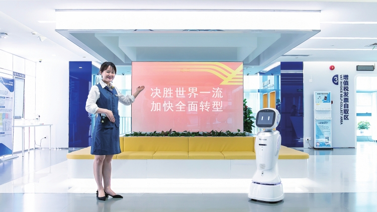 
　　配備機器人“小智”的深圳南山供電局南山智慧營業(yè)廳。

　　深圳福田區(qū)蓮花山全國“變+充電站”受眾多新能源汽車駕駛者青睞