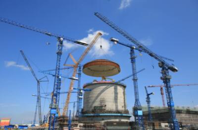 
			              "成功！"2018年5月23日，在波瀾壯闊的北部灣濱海之畔，隨著廣西防城港核電站3號核島精確地一次性完成了穹頂吊裝，現場近萬名中國廣核集團（以下簡稱中廣核）和中國建筑第二工程局（以下簡稱中建二局）的建設者歡呼雀躍。為了"加冕"這一刻，他們廢寢忘食已經攜手奮戰(zhàn)了700多個晝夜