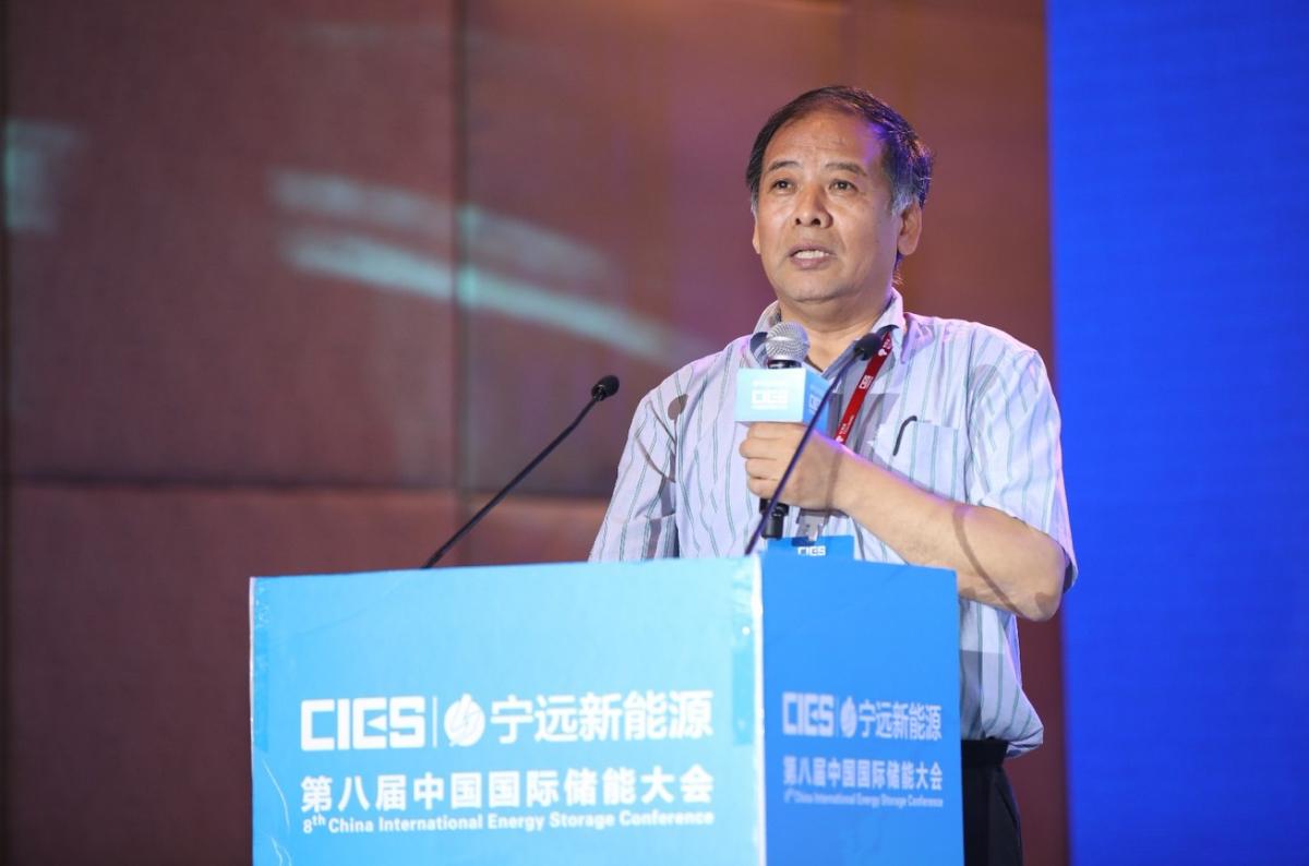 
	中國儲能網(wǎng)訊：5月19日至21日，“第八屆中國國際儲能大會”在深圳隆重召開， 來自中國、美國、德國、英國、加拿大、西班牙、日本、韓國、澳大利亞等國和地區(qū)1500余位政府機(jī)構(gòu)、科研院所、行業(yè)組織、電力公司、新能源項(xiàng)目單位、系統(tǒng)集成商等代表出席本次大會。


	大連化學(xué)物理研究所研究員張華民在儲能電站專場，發(fā)表了題為“全釩液流電池技術(shù)及產(chǎn)業(yè)化”的精彩演講