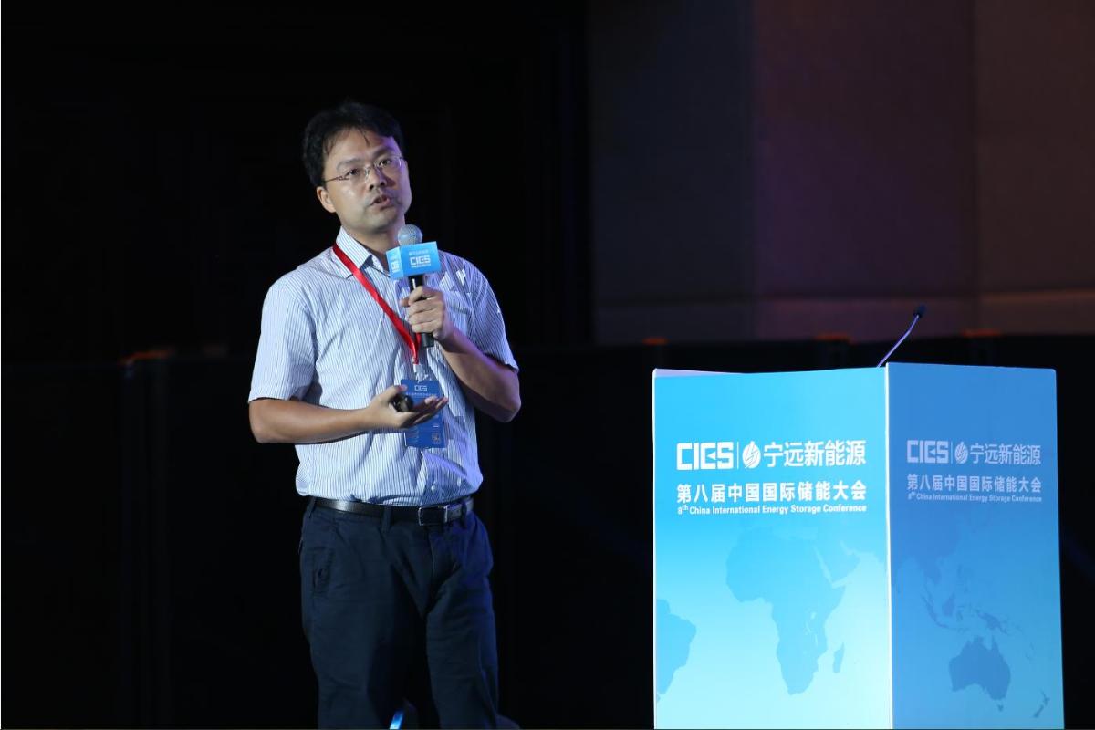 
	中國儲能網(wǎng)訊：5月19日至21日，“第八屆中國國際儲能大會”在深圳隆重召開， 來自中國、美國、德國、英國、加拿大、西班牙、日本、韓國、澳大利亞等國和地區(qū)1500余位政府機(jī)構(gòu)、科研院所、行業(yè)組織、電力公司、新能源項(xiàng)目單位、系統(tǒng)集成商等代表出席本次大會。


	理士國際技術(shù)有限公司GTS總經(jīng)理王勇在儲能電池專場，以