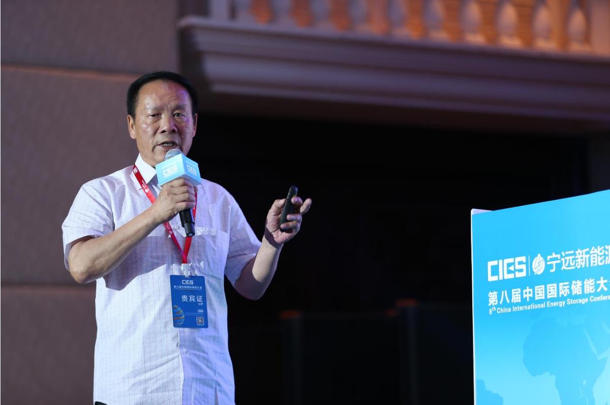 
	
		中國儲能網(wǎng)訊：5月19日至21日，“第八屆中國國際儲能大會”在深圳隆重召開， 來自中國、美國、德國、英國、加拿大、西班牙、日本、韓國、澳大利亞等國和地區(qū)1500余位政府機(jī)構(gòu)、科研院所、行業(yè)組織、電力公司、新能源項(xiàng)目單位、系統(tǒng)集成商等代表出席本次大會。
	
	
		湖南三豐釩業(yè)有限公司總經(jīng)理田興江在儲能電池專場，發(fā)表了題為