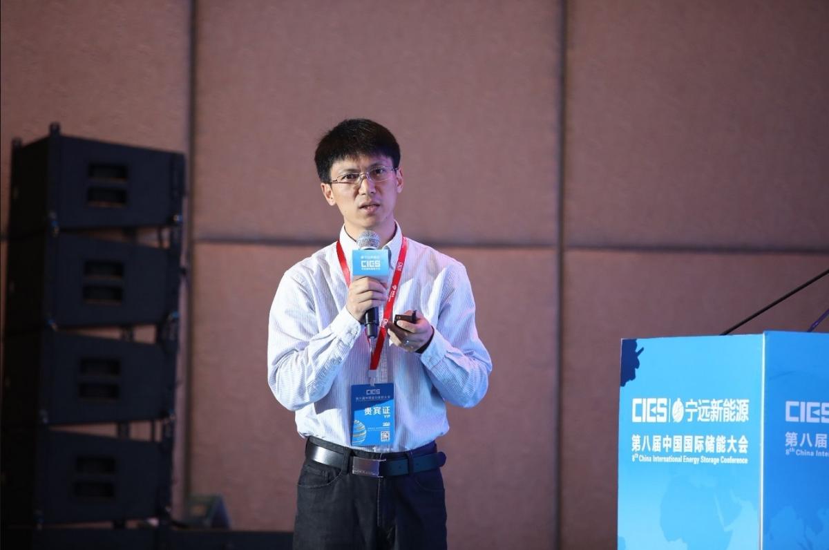 
	中國(guó)儲(chǔ)能網(wǎng)訊：5月19日至21日，“第八屆中國(guó)國(guó)際儲(chǔ)能大會(huì)”在深圳隆重召開， 來自中國(guó)、美國(guó)、德國(guó)、英國(guó)、加拿大、西班牙、日本、韓國(guó)、澳大利亞等國(guó)和地區(qū)1500余位政府機(jī)構(gòu)、科研院所、行業(yè)組織、電力公司、新能源項(xiàng)目單位、系統(tǒng)集成商等代表出席本次大會(huì)。


	東南大學(xué)電氣工程學(xué)院副院長(zhǎng)吳在軍在微電網(wǎng)+售電專場(chǎng)，發(fā)表了題為“微電網(wǎng)的電能質(zhì)量問題”的精彩演講