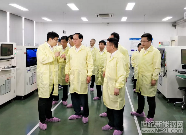 5月24日下午，浙江省委書記、省人大常委會主任車俊蒞臨寧波錦浪新能源科技股份有限公司指導工作，浙江省委副書記、寧波市委書記鄭柵潔、浙江省委常委、省委秘書長陳金彪、象山縣委書記葉劍鳴等陪同考察，寧波錦浪科技總經理王一鳴等熱情接待，并進行了公司工作匯報。




車俊書記一行實地考察寧波錦浪科技，深入車間察看生產情況，高度關注企業(yè)的創(chuàng)新發(fā)展