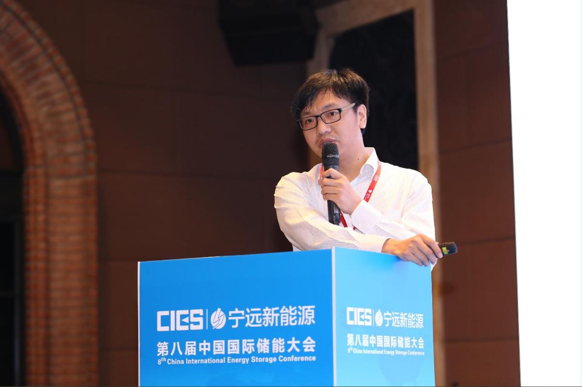 
	中國(guó)儲(chǔ)能網(wǎng)訊：5月19日至21日，“第八屆中國(guó)國(guó)際儲(chǔ)能大會(huì)”在深圳隆重召開， 來自中國(guó)、美國(guó)、德國(guó)、英國(guó)、加拿大、西班牙、日本、韓國(guó)、澳大利亞等國(guó)和地區(qū)1500余位政府機(jī)構(gòu)、科研院所、行業(yè)組織、電力公司、新能源項(xiàng)目單位、系統(tǒng)集成商等代表出席本次大會(huì)。


	
		國(guó)網(wǎng)浙江省電力公司電力科學(xué)研究院人工智能與物聯(lián)網(wǎng)技術(shù)應(yīng)用實(shí)驗(yàn)室主任顏擁在能源區(qū)塊鏈&云儲(chǔ)能專場(chǎng)，發(fā)表了題為“區(qū)塊鏈技術(shù)在能源互聯(lián)網(wǎng)的應(yīng)用與挑戰(zhàn)”的精彩演講