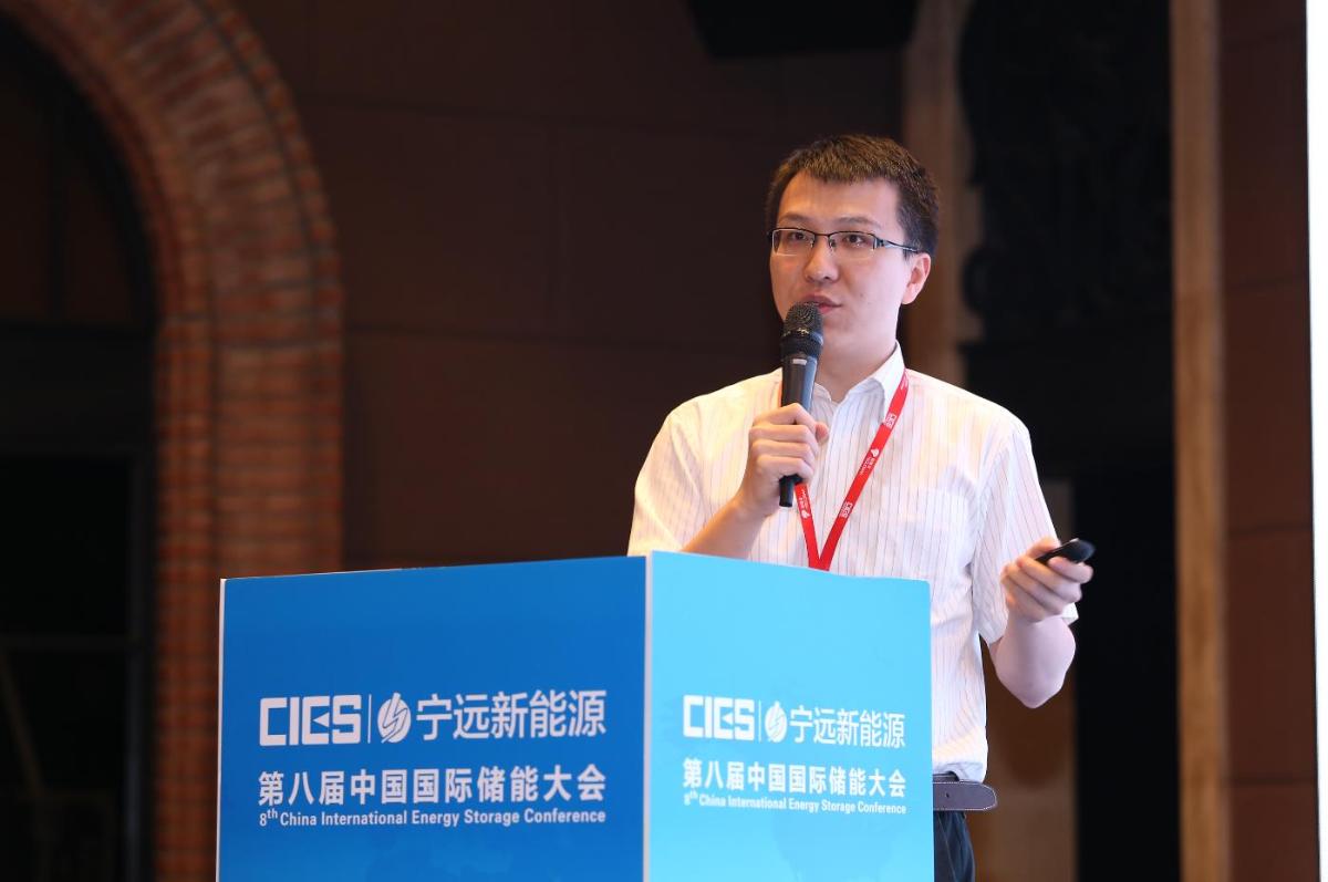 
	中國(guó)儲(chǔ)能網(wǎng)訊：5月19日至21日，“第八屆中國(guó)國(guó)際儲(chǔ)能大會(huì)”在深圳隆重召開， 來自中國(guó)、美國(guó)、德國(guó)、英國(guó)、加拿大、西班牙、日本、韓國(guó)、澳大利亞等國(guó)和地區(qū)1500余位政府機(jī)構(gòu)、科研院所、行業(yè)組織、電力公司、新能源項(xiàng)目單位、系統(tǒng)集成商等代表出席本次大會(huì)。


	清華大學(xué)電機(jī)系助理教授張寧在在能源區(qū)塊鏈&云儲(chǔ)能專場(chǎng)，發(fā)表了題為“未來電力儲(chǔ)能系統(tǒng)的新形態(tài)--云儲(chǔ)能”的精彩演講
