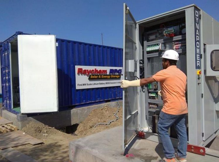 
	中國(guó)儲(chǔ)能網(wǎng)訊：日前，總部位于美國(guó)佛蒙特州的逆變器供應(yīng)商Dynapower公司和總部位于印度孟買的技術(shù)提供商Raychem RPG公司開通運(yùn)營(yíng)了一個(gè)據(jù)稱是印度首個(gè)1MW的微電網(wǎng)，建在北方邦（Uttar Pradesh）Sahibadad的Central Electronics Limited（CEL）工廠中，這個(gè)微電網(wǎng)使用了太陽(yáng)能發(fā)電、柴油發(fā)電機(jī)和儲(chǔ)能系統(tǒng)的組合。


	該項(xiàng)目采用了Dynapower公司的CPS-1000變頻器，遵循合作協(xié)議，Dynapower公司將其儲(chǔ)能逆變器技術(shù)提供給印度和其他南盟