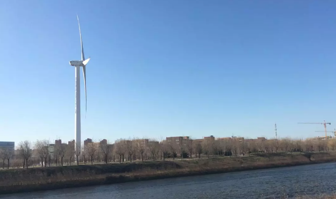                        在風(fēng)電行業(yè)，“分布式”與“分散式”是否可以等同？讓我們用實(shí)例厘清他們的關(guān)系。 最近，國(guó)家能源局印發(fā)《關(guān)于2018年度風(fēng)電建設(shè)管理有關(guān)要求的通知》，可以預(yù)見的未來是“分散式”和“競(jìng)價(jià)上網(wǎng)”將會(huì)是風(fēng)電未來發(fā)展的主旋律