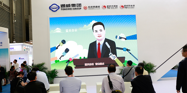 2018年5月上旬，通威太陽能自主研發(fā)出了超420W的高效疊瓦組件，其72片版型組件最高發(fā)電輸出功率達421．9W，破PERC組件世界紀錄，并獲得成都國家光伏產(chǎn)品質(zhì)量監(jiān)督檢驗中心測試驗證，組件轉(zhuǎn)換效率可達20．7％，完全滿足并大幅超過“技術領跑者”技術門檻限制。在通威太陽能研發(fā)團隊的努力下，此高效疊瓦組件采用完全自主研發(fā)并獲得相應專利的高效疊瓦電池和高效疊瓦組件技術