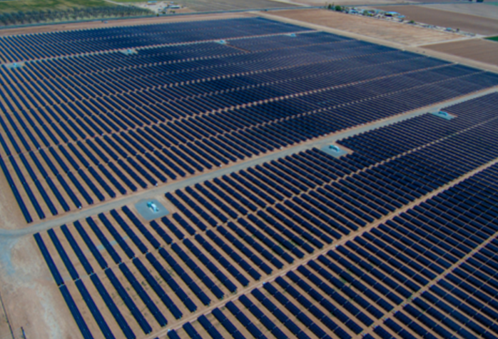 
	中國儲能網(wǎng)訊：日前據(jù)悉，NextEra能源公司和電力供應商鹽河項目(Salt River Project)宣布啟用皮納爾（Pinal）中央太陽能中心（PCSEC），這是一個配備了電池儲能系統(tǒng)的通用規(guī)模的綜合太陽能發(fā)電廠，并使SRP公司在電力使用量最高時為客戶提供清潔能源。



	


	皮納爾中央太陽能中心


	這個亞利桑那州規(guī)模最大的公用事業(yè)規(guī)模太陽能發(fā)電場裝機容量為20兆瓦，與電池存儲系統(tǒng)配套使用，可以為5000個家庭提供電力，并將多余的電能儲存在一個技術先進的10MW鋰離子電池儲能系統(tǒng)中