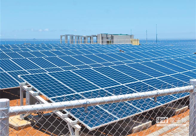 打造綠色家園，臺灣臺電公司于澎湖七美島設(shè)置全臺首座離島大型智能微電網(wǎng)，以太陽能及風(fēng)能「風(fēng)光互補」功效建構(gòu)澎湖成為全國綠能低碳示范島，跨出創(chuàng)造再生能源第一步。財經(jīng)日歷資訊快遞貴金屬模擬交易貴金屬專家直播室金投網(wǎng)貴金屬行情軟件臺電指出，澎湖七美島居住人口4000多人，平均一年使用電力約780萬度，主要仰賴七美發(fā)電廠供電，臺電陸續(xù)興設(shè)155KWp和200KWp太陽光電系統(tǒng)，現(xiàn)階段太陽能供電達48萬度