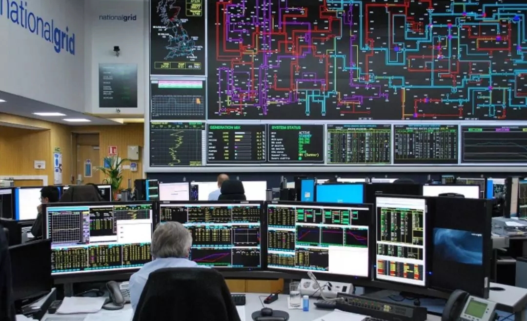 
			              近日電池開發(fā)商Become Energy的負責人提出 Pivot Power 計劃，在投資16億英鎊(21億5000萬美元)部署快速電動汽車充電基礎設施的項目同時，將超2GW的鋰離子電池連接到國家電網(wǎng)。

電池將直接連接到傳輸系統(tǒng)，國家電網(wǎng)控制室可直觀控制