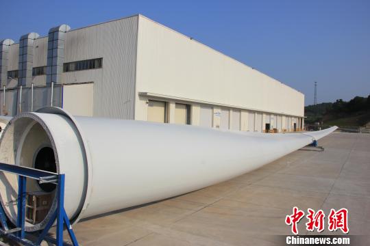                        ????72米海陸兩用風(fēng)力發(fā)電葉片。中車株洲所供圖　　5月27日中國(guó)中車株洲電力機(jī)車研究所有限公司27日對(duì)外透露，由該公司旗下時(shí)代新材與上海電氣共同研制的72米海陸兩用風(fēng)力發(fā)電葉片--S72近日在株洲動(dòng)力谷下線，這是中國(guó)自主研發(fā)設(shè)計(jì)的首款海陸兩用風(fēng)電葉片