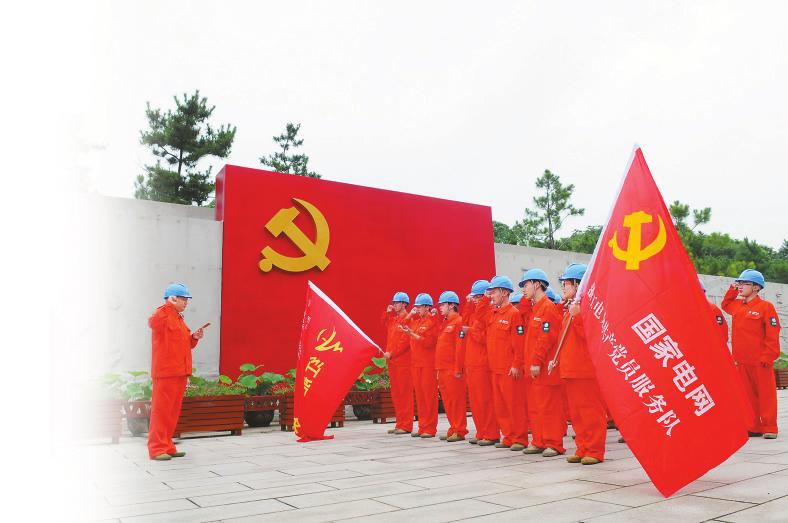 
　　圖為國網(wǎng)嘉興供電公司紅船服務隊在嘉興市七一廣場上莊嚴宣誓，重溫入黨誓詞。 任佳珺 攝

　　97年前，嘉興南湖，革命的星火從紅船上那盞小油燈暈染開來，燃燒出一片嶄新的天地，蕩滌風雨如磐的暗夜，照亮中華民族復興的征程，照進中國歷史嶄新的篇章