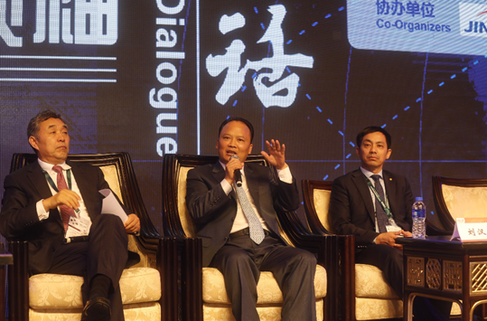 5月27日上午，SNEC第十二屆（2018）國際太陽能光伏與智慧能源（上海）展覽會暨論壇正式開幕。當天下午，作為盛會的重要活動之一，“全球光伏領(lǐng)袖對話”隆重舉行，來自歐盟、亞洲、北美的業(yè)界領(lǐng)袖、學(xué)術(shù)界權(quán)威專家、市場分析機構(gòu)、金融機構(gòu)以及媒體代表齊聚一堂，共同探討光伏產(chǎn)業(yè)的可持續(xù)發(fā)展及歐、亞、美三大光伏市場的合作發(fā)展策略