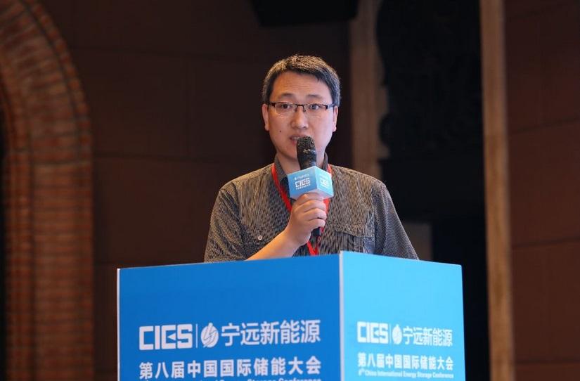 
	中國儲能網(wǎng)訊：5月19日至21日，“第八屆中國國際儲能大會”在深圳隆重召開， 來自中國、美國、德國、英國、加拿大、西班牙、日本、韓國、澳大利亞等國和地區(qū)1500余位政府機構、科研院所、行業(yè)組織、電力公司、新能源項目單位、系統(tǒng)集成商等代表出席本次大會。




	北控智慧能源投資有限公司總經(jīng)理蘭云鵬在能源互聯(lián)網(wǎng)與多能互補專場，發(fā)表了題為“高比例可再生能源下儲能的應用”的精彩演講