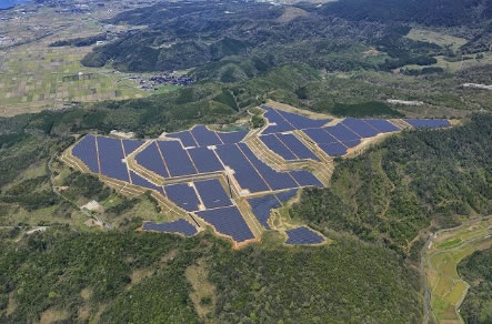                                         
	　　由東京盛世利株式會社(Tokyo Century Corporation)和京瓷株式會社共同出資成立的京瓷TCL太陽能聯(lián)合公司在日本鳥取縣米子市建成約29.2MW光伏電站，于今年4月正式投入運(yùn)行。

	
	29.2MW光伏電站

	　　此電站建在閑置的高爾夫球場上，占地約120萬㎡，共使用了108,504塊京瓷光伏組件，年發(fā)電量約達(dá)3,608萬kWh，相當(dāng)于12,000戶普通家庭一年的用電量