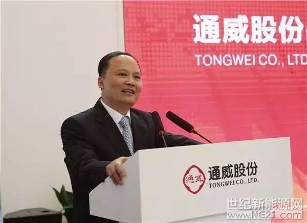 世紀(jì)新能源網(wǎng)消息：5月28日，在SNEC第十二屆(2018)國際太陽能光伏與智慧能源(上海)大會暨展覽會期間，中環(huán)股份（002129）與通威集團(tuán)本著平等互利、綠色發(fā)展、同等優(yōu)先的原則，就多晶硅料、單晶硅片、太陽能電池等方面進(jìn)行產(chǎn)業(yè)鏈合作，簽訂《光伏產(chǎn)業(yè)鏈合作框架協(xié)議》。全國人大代表、通威集團(tuán)董事局主席劉漢元，通威集團(tuán)總裁禚玉嬌，通威集團(tuán)副總裁胡榮柱，通威太陽能董事長謝毅，永祥股份董事長兼總經(jīng)理段雍，中環(huán)集團(tuán)總經(jīng)理、中環(huán)股份董事長沈浩平，中環(huán)股份總經(jīng)理秦玉茂，中環(huán)股份副總經(jīng)理張長旭、江云等領(lǐng)導(dǎo)出席簽約儀式