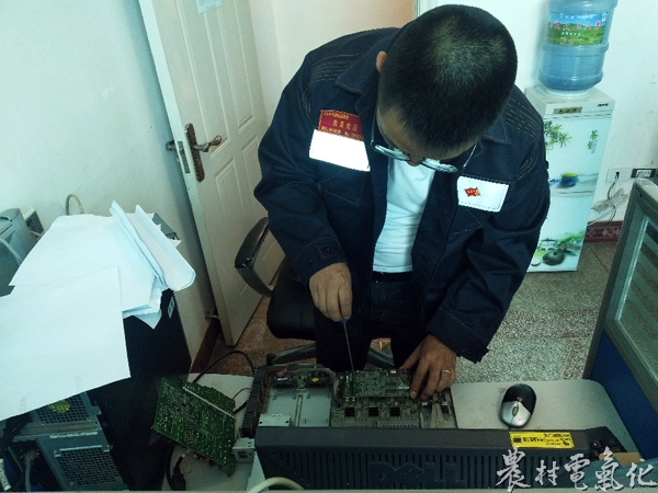 
威寧局車間黨支部副書記徐鴻鑫正在拆除廢舊交換機正常電路模塊

威寧局車間黨支部黨員何小俊正在鹽倉供電所調(diào)試新的交換機
　　農(nóng)村電氣化網(wǎng)訊：“光釬級聯(lián)口綠色小燈閃爍著，交換機運行正常，有網(wǎng)啦！徐鴻鑫、何小俊兩人臉上露出高興的笑容，心里充滿成功的喜悅。”

　　2017年，威寧供電局鹽倉供電所交換機損壞，導(dǎo)致該所主網(wǎng)絡(luò)中斷，為確保抄表器下、上裝、電費回收及等工作的正常開展，該所迅速啟用備用網(wǎng)絡(luò)開展各項工作