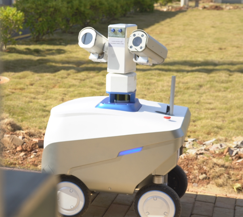 　　近日，南方電網(wǎng)廣東電力科學(xué)研究院自主研發(fā)的變電站巡檢機(jī)器人型式試驗(yàn)報(bào)告出爐，這標(biāo)志著南方電網(wǎng)公司首臺(tái)自主研發(fā)的巡檢機(jī)器人獲得了產(chǎn)品“出生證”，即將投入量產(chǎn)。今年，南方電網(wǎng)廣東電網(wǎng)公司計(jì)劃在220千伏變電站全面推廣使用巡檢機(jī)器人