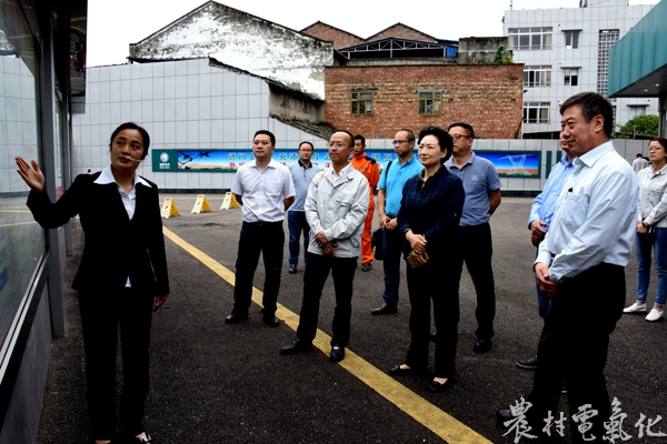 

　　農(nóng)村電氣化網(wǎng)訊：5月24日，四川省住房和城鄉(xiāng)建設(shè)廳巡視員、省電力公司行風(fēng)監(jiān)督員組長(zhǎng)田利婭攜《四川日?qǐng)?bào)》、四川人民廣播電臺(tái)《陽(yáng)光政務(wù)》節(jié)目媒體記者及省公司監(jiān)察部人員一行，在遂寧公司黨委書記蘇旭燕、紀(jì)委書記曾俊杰及監(jiān)察部、蓬溪公司領(lǐng)導(dǎo)的陪同下，對(duì)遂寧公司行風(fēng)建設(shè)工作情況進(jìn)行了抽查。

　　在大石供電所，行風(fēng)監(jiān)督員一行詳細(xì)觀看了圖文并茂的班組建設(shè)成果展示長(zhǎng)廊，對(duì)翔實(shí)的內(nèi)容展現(xiàn)頻頻給予點(diǎn)贊