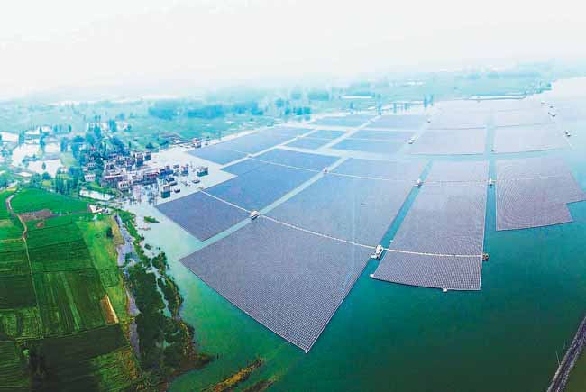 圖為已經(jīng)建成的部分漂浮光伏面板。財經(jīng)日歷資訊快遞貴金屬模擬交易貴金屬專家直播室金投網(wǎng)貴金屬行情軟件據(jù)悉，全球最大的水面漂浮光伏電站將于6月竣工，該項(xiàng)目位于安徽省淮南市潘集區(qū)，由中國三峽集團(tuán)利用采煤沉陷區(qū)閑置水面建設(shè)，總投資近10億元，項(xiàng)目總裝機(jī)容量約150兆瓦
