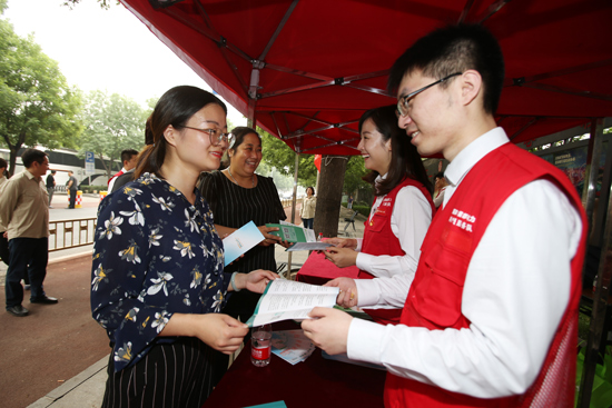 　　5月26日，國(guó)網(wǎng)北京市電力公司2000多名黨員利用周末時(shí)間集中走進(jìn)全市16區(qū)的106個(gè)社區(qū)“雙報(bào)到”送電力服務(wù)。電力黨員們?cè)谏鐓^(qū)亮身份，發(fā)揮專業(yè)優(yōu)勢(shì)，開(kāi)展安全用電宣傳、“煤改電”咨詢和問(wèn)題解決，現(xiàn)場(chǎng)辦公推進(jìn)架空線入地，而且助老助殘更換戶內(nèi)線路、贈(zèng)送遙控小夜燈和節(jié)能燈等便民服務(wù)