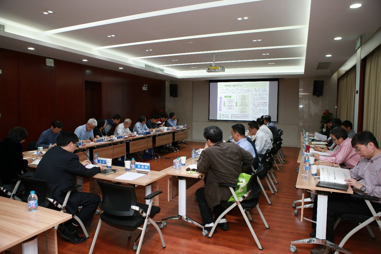 　　【中國(guó)儀表網(wǎng) 儀表會(huì)議】5月3日，國(guó)家環(huán)境保護(hù)城市土壤污染控制與修復(fù)工程技術(shù)中心(以下簡(jiǎn)稱“中心”)技術(shù)委員會(huì)年度工作會(huì)議在滬順利召開，中心依托單位上海市環(huán)境科學(xué)研究院聘任了中心新一屆技術(shù)委員會(huì)，匯聚我國(guó)土壤領(lǐng)域頂級(jí)專家隊(duì)伍組成的技術(shù)委員會(huì)審議了中心新一輪建設(shè)計(jì)劃，共議中心發(fā)展大計(jì)、共謀發(fā)展良策。會(huì)議由中心主任、市環(huán)科院副院長(zhǎng)黃沈發(fā)主持，上海市環(huán)保局吳啟洲副局長(zhǎng)出席會(huì)議并講話