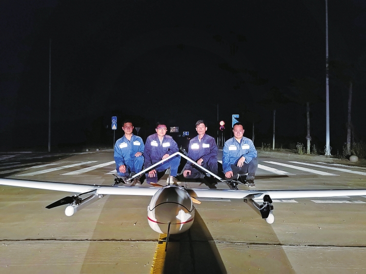 
　　廣東電網(wǎng)公司機巡作業(yè)人員指導海南電網(wǎng)公司員工完成全國首次輸電線路固定翼無人機激光雷達掃描夜間巡視?！『巫筷?攝

　　廣東專家到海南來，駐點幫扶；海南學員到廣東去，跟班學習