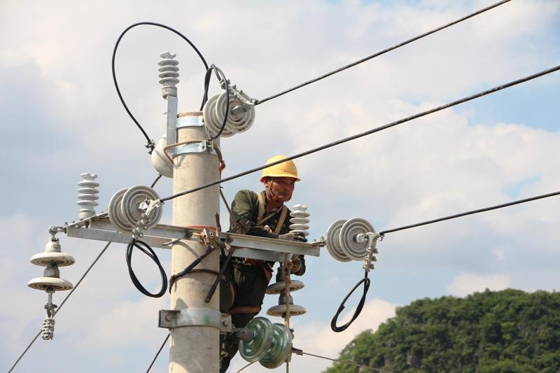 “今天的氣溫達到了36攝氏度，地變溫度和桿上溫度會更高，大家在作業(yè)時要時刻注意自己的身體情況，防止出現(xiàn)中暑、脫水現(xiàn)象，防暑藥品會分發(fā)到個人，大家務(wù)必要保證安全作業(yè)。堅持完成今天的任務(wù)，桃小公路電桿搬遷工作就全部順利完工了！”“好的，我們快開始吧，早點打完今天這一場‘高溫戰(zhàn)’，好回家避暑去羅