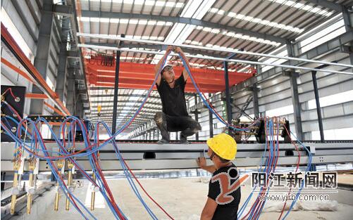 　　機(jī)械轟鳴，焊花飛濺。5月24日，坐落于陽江高新區(qū)珠海（陽江）產(chǎn)業(yè)轉(zhuǎn)移工業(yè)園港口片區(qū)的粵水電裝備制造項(xiàng)目和三峽風(fēng)電（水電四局合作）項(xiàng)目現(xiàn)場(chǎng)，一派熱火朝天的繁忙施工景象，施工方正在加班加點(diǎn)全速推進(jìn)，確保項(xiàng)目能在6月底前陸續(xù)建成投產(chǎn)