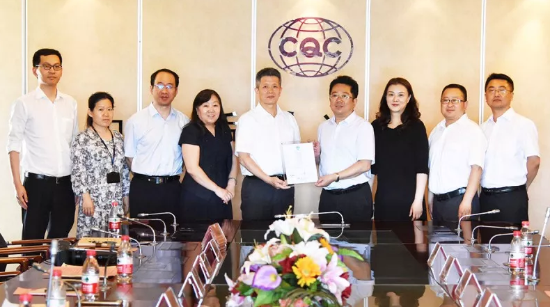                        5月29日， 東方電氣風(fēng)電有限公司（簡稱東方風(fēng)電）DEW-G5000海上風(fēng)電機組獲得中國質(zhì)量認證中心（CQC）頒發(fā)的型式認證A證，這是東方風(fēng)電獲得的首個海上機組型式認證證書。DEW-G5000機組是東方風(fēng)電歷經(jīng)多年潛心研制的海上風(fēng)電機組，是國內(nèi)首臺通過廠內(nèi)全功率試驗和電網(wǎng)模擬試驗的大功率機組，按照IECⅠ類風(fēng)場設(shè)計，風(fēng)輪直徑140米，單位千瓦掃風(fēng)面積3.079平方米，達到目前市場先進水平