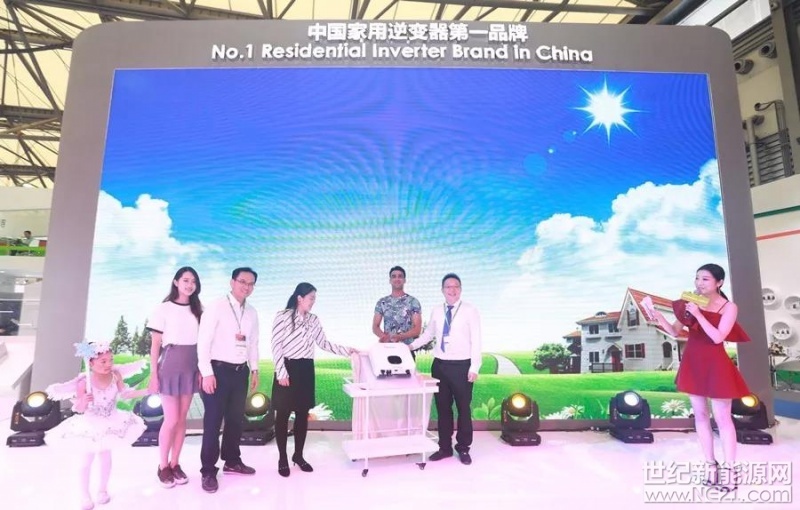  
當(dāng)爸爸媽媽牽著小女孩的手緩緩揭開逆變新品幕布時，現(xiàn)場200余人瞬間沸騰，這是2018 SNEC首日（5月28日） 古瑞瓦特展前的盛況！直到5月29日展會第二天下午，展前依然人潮涌動、熱度不減。此次展會古瑞瓦特攜眾多全新產(chǎn)品及智慧能源解決方案集體亮相，吸引了現(xiàn)場觀眾、海內(nèi)外媒體的關(guān)注和贊譽(yù)，為用戶帶來了一場光伏科技盛宴