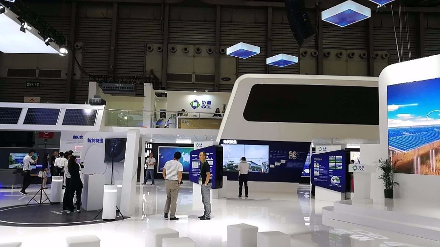 2018年5月28日，SNEC第十二屆(2018)國際太陽能光伏展覽會開展第二天，先進(jìn)的技術(shù)、創(chuàng)新的產(chǎn)品以及獨(dú)特的解決方案等讓現(xiàn)場人氣依然火爆，眾多展臺前圍滿了觀眾。OFweek太陽能光伏網(wǎng)的直播也繼續(xù)火熱進(jìn)行，在第二天的直播中，協(xié)鑫、樂葉、奔一、陽光、錦浪等五家大型太陽能光伏企業(yè)，瞄準(zhǔn)新型高效產(chǎn)品，各自呈現(xiàn)了在高效化趨勢下的最新成果