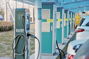 
　　截至2017年年底，國家電網(wǎng)公司累計(jì)建成充換電站5583座、充電樁超過4.5萬個(gè)，遍布26個(gè)省的273個(gè)城市，讓充電像加油一樣方便。CFP 供圖

　　近年來，隨著綠色出行理念的普及和互聯(lián)網(wǎng)技術(shù)的發(fā)展，電動(dòng)汽車產(chǎn)業(yè)已由最初滿足基本駕駛功能發(fā)展到了追求信息化、智能化、網(wǎng)聯(lián)化的新階段