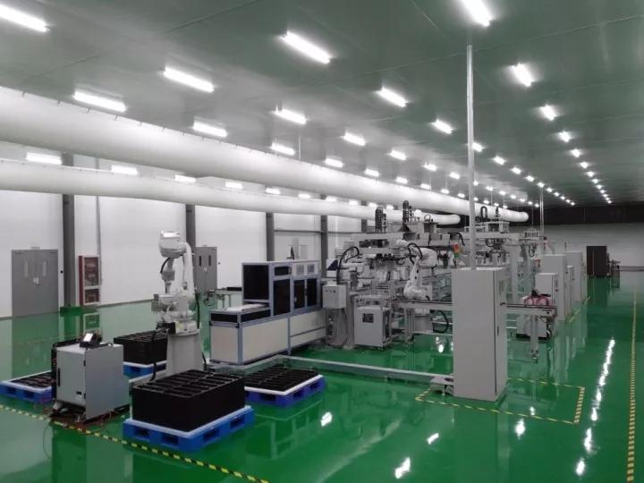 
	中國儲(chǔ)能網(wǎng)訊：5月28日，深圳市科陸電子科技股份有限公司（以下簡稱“科陸”）與深圳市能隙科技有限公司（以下簡稱“能隙科技”）簽訂了《采購合同》，科陸將向能隙科技銷售儲(chǔ)能電池包，合同總金額約 2.14 億元人民幣，該合同供貨的儲(chǔ)能電池包系統(tǒng)主要用于全球儲(chǔ)能市場(chǎng)的高低壓分布式光伏電站，最終客戶為電站運(yùn)營商，其中儲(chǔ)能電池包由科陸與韓國LG化學(xué)合資成立的無錫陸金新能源有限公司研發(fā)和生產(chǎn)供貨。


	


	陸金新能源自動(dòng)生產(chǎn)線


	本次合同簽訂，并非科陸與能隙科技第一次合作