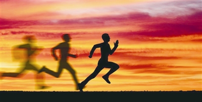 第三批光伏領(lǐng)跑者項(xiàng)目招標(biāo)塵埃落定，近期各中標(biāo)業(yè)主已開(kāi)始采購(gòu)組件、逆變器等產(chǎn)品。記者觀察，此次領(lǐng)跑項(xiàng)目招標(biāo)呈現(xiàn)兩大特點(diǎn)：一是低電價(jià)不斷報(bào)出；二是少有制造企業(yè)中標(biāo)