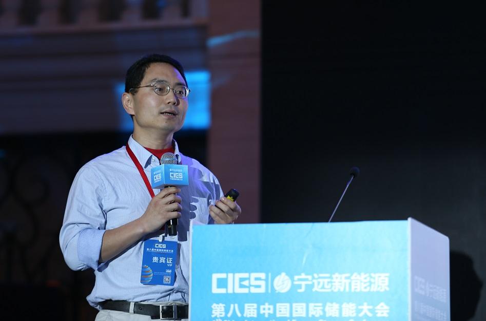 
	中國儲能網訊：5月19日至21日，“第八屆中國國際儲能大會”在深圳隆重召開， 來自中國、美國、德國、英國、加拿大、西班牙、日本、韓國、澳大利亞等國和地區(qū)1500余位政府機構、科研院所、行業(yè)組織、電力公司、新能源項目單位、系統(tǒng)集成商等代表出席本次大會。


	華北電力大學教授鄭重在儲能電池專場，發(fā)表了題為