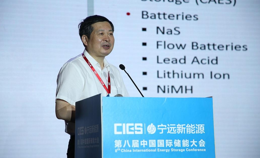 
	中國儲能網訊：5月19日至21日，“第八屆中國國際儲能大會”在深圳隆重召開， 來自中國、美國、德國、英國、加拿大、西班牙、日本、韓國、澳大利亞等國和地區(qū)1500余位政府機構、科研院所、行業(yè)組織、電力公司、新能源項目單位、系統(tǒng)集成商等代表出席本次大會。


	中國科學院物理研究所研究員黃學杰在儲能電池專場，發(fā)表了題為“鋰離子儲能電池的現(xiàn)狀和發(fā)展趨勢”的精彩演講