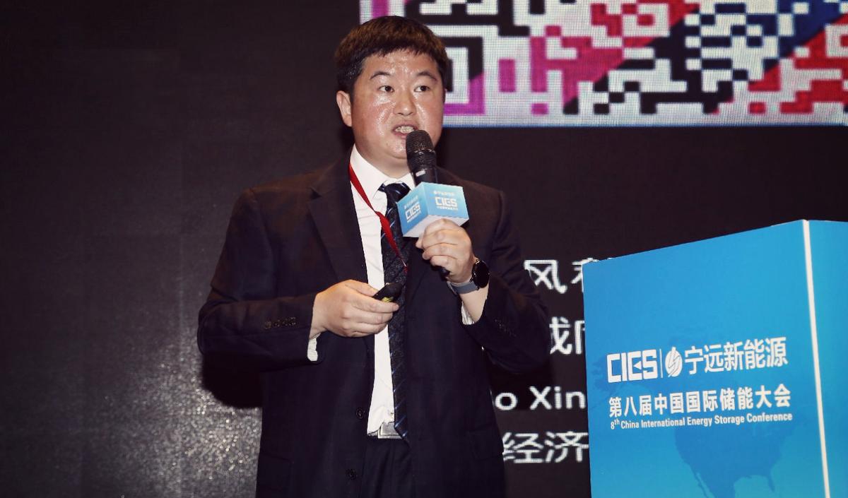 
	中國儲能網訊：5月19日至21日，“第八屆中國國際儲能大會”在深圳隆重召開， 來自中國、美國、德國、英國、加拿大、西班牙、日本、韓國、澳大利亞等國和地區(qū)1500余位政府機構、科研院所、行業(yè)組織、電力公司、新能源項目單位、系統(tǒng)集成商等代表出席本次大會。


	北京天誠同創(chuàng)電氣有限公司副總經理劉炳在新能源發(fā)電并網專場，發(fā)表了題為“基于標準產品框架的風儲系統(tǒng)解決方案”的精彩演講