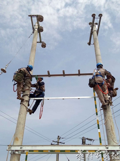 　　農(nóng)村電氣化網(wǎng)訊：日前，作為羅平縣今年第二批農(nóng)網(wǎng)改造升級(jí)工程15個(gè)項(xiàng)目之一的學(xué)田居民委員會(huì)配電網(wǎng)改造升級(jí)項(xiàng)目結(jié)算順利進(jìn)行，標(biāo)志著配網(wǎng)物資單項(xiàng)結(jié)算在曲靖試點(diǎn)成功。

　　配網(wǎng)單項(xiàng)結(jié)算是相對(duì)于批次結(jié)算的一種工程物資結(jié)算模式