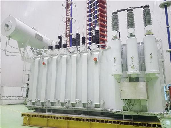 　　山東造的電力裝備產(chǎn)品再次蜚聲海內(nèi)外！5月26日，中國(guó)電力企業(yè)聯(lián)合會(huì)組織召開(kāi)技術(shù)鑒定會(huì)，山東電工電氣集團(tuán)有限公司所屬山東電力設(shè)備有限公司自主研制的“ZZDFPZ-493100/1000-400直流系統(tǒng)受端分層接入1000kV換流變壓器”等4項(xiàng)新產(chǎn)品順利通過(guò)鑒定。

　　110kV快速開(kāi)關(guān)型變阻抗變壓器

　　220kV移相變壓器

　　會(huì)上，來(lái)自國(guó)家電網(wǎng)公司、中國(guó)電力科學(xué)研究院、中國(guó)電器工業(yè)協(xié)會(huì)、沈陽(yáng)變壓器研究院、機(jī)械工業(yè)北京電工技術(shù)經(jīng)濟(jì)研究院、西安交通大學(xué)、山東大學(xué)等單位的專家