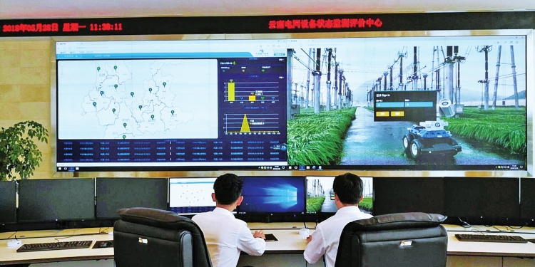 
　　云南電網(wǎng)公司通過(guò)集控平臺(tái)對(duì)變電站巡視機(jī)器人進(jìn)行管理?！W陽(yáng)婷婷 攝

　　5月21日，云南電網(wǎng)公司成功實(shí)現(xiàn)500千伏大理變電站巡視機(jī)器人與主站聯(lián)調(diào)對(duì)接，標(biāo)志著該公司在南方電網(wǎng)率先實(shí)現(xiàn)公司級(jí)機(jī)器人主站對(duì)公司范圍內(nèi)機(jī)器人集中管理