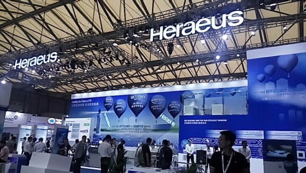 2018年5月30日，是SNEC第十二屆(2018)國(guó)際太陽(yáng)能光伏展覽會(huì)開(kāi)展的第三天，現(xiàn)場(chǎng)人氣依然不減，觀眾絡(luò)繹不絕。展會(huì)前兩天，我們分別對(duì)通威集團(tuán)、展宇、北方華創(chuàng)微電子、天合光能、亞瑪頓、固德威、協(xié)鑫、樂(lè)葉、奔一、陽(yáng)光、錦浪等太陽(yáng)能光伏企業(yè)進(jìn)行了精彩直播