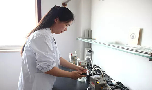 　　【中國儀表網(wǎng) 儀表人物】逢年過節(jié)，親朋聚會，中國人喜歡喝酒助興，然而，這樣導致一些司機酒后駕駛，為交通管理帶來不利影響的同時，也嚴重危害市民安全。因此，嚴禁酒駕對保障道路安全暢通和經(jīng)濟建設，保障國家財產(chǎn)和人民生命財產(chǎn)的安全至關重要