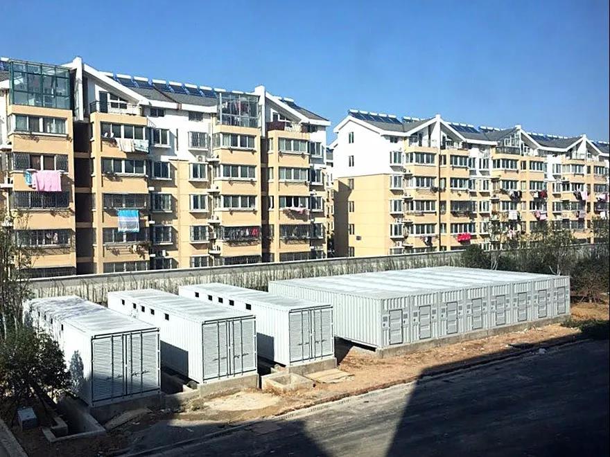 
	中國儲能網訊：日前，在國網江蘇電力公司組織下，全國首套大規(guī)模儲能接入“源網荷友好互動系統(tǒng)”成功投運。


	 



	南都艾科半導體儲能電站成為全國首個通過系統(tǒng)測試并接入系統(tǒng)的電站，所有測試項目均達標準，標志著南都電源智慧儲能系統(tǒng)實現(xiàn)新突破