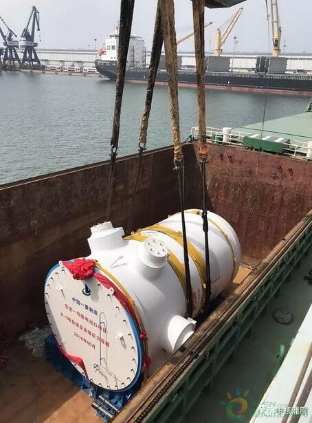 
                     　　2018年5月28日上午10點30分，“華龍一號”海外首堆卡拉奇項目3號機組壓力容器及其頂蓋在大連港順利完成中遠海特“大康號”重吊船的裝運工作，即將發(fā)往現場。此項重大件設備的順利發(fā)運既保障了海外核電項目建設周期的順利實現，也標志著我國自主研發(fā)的第三代核電技術在對外出口的進程中，又邁出了堅實的一步！


 
　　在反應堆壓力容器及頂蓋（大件設備）出口前期，經中核（上海）供應鏈管理有限公司多次協(xié)